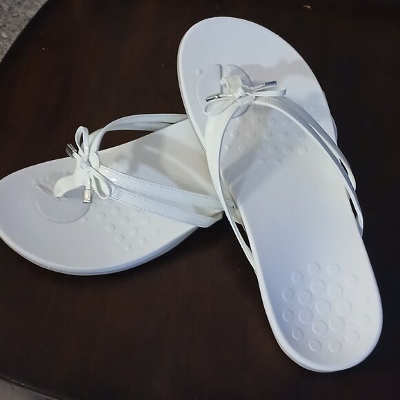 Vionic Bow Thong Sandals - Bella Anniversary - Picture 1 of 9